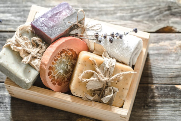 Różnorodne mydła glicerynowe w różnych kolorach i kształtach