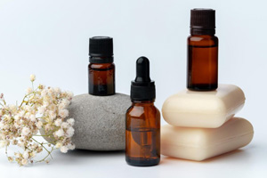 Butelki z olejkami zapachowymi do mydeł